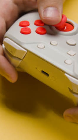 Vertikales-Video-Nahaufnahme-Hände-Spielen-Videospiel-Controller-1